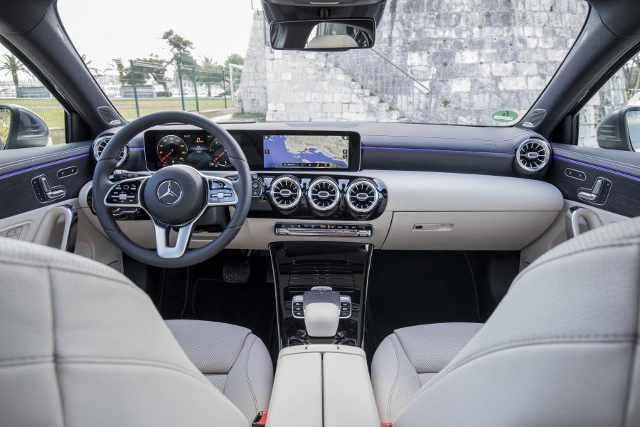 Торпедо Mercedes-Benz A180 d Progressive (W177) 2018 года  (WW) (фото 6 из 96)